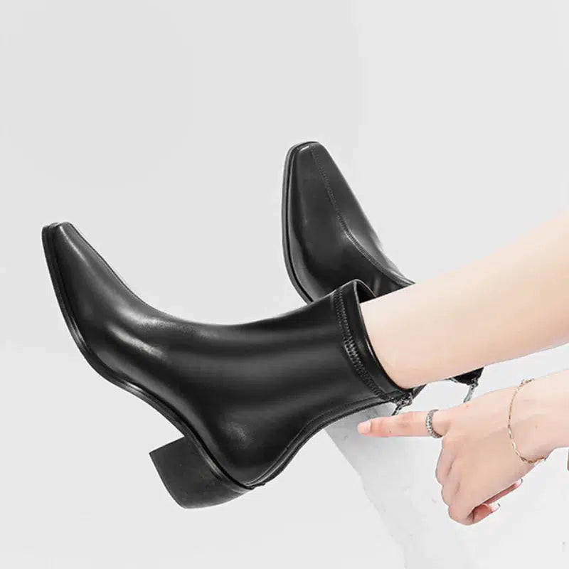 Flat heel pointed toe boots | The Old Money